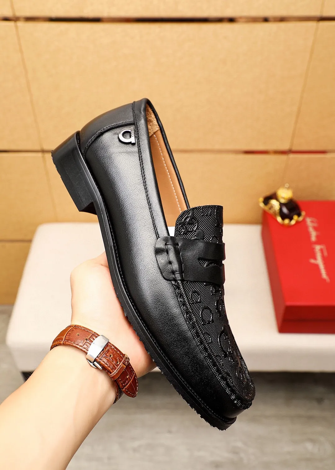 Men's shoes 💰462 💐 Product trademark: Ferragamo "Ferragamo" casual leather shoes Regular size: 38-44 (45.46🉑️customized) Product materials: Selected imported first-layer calfskin embossed upper, imported water-dyed cowhide leather lining. Strong three-dimensional visual effect, combined outsole Color: 1⃣️color optional